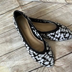 Ataiwee flats size 9 like new black and white